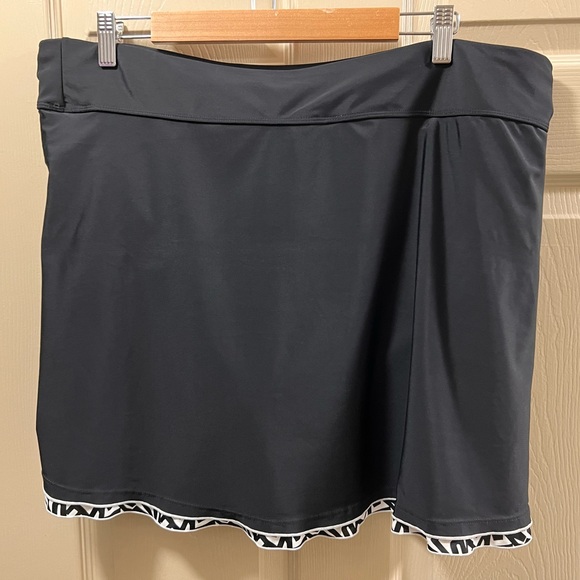 *** SOLD *** 
Beautiful 2-Piece Black & White Plus Size Swimsuit - Picture 4 of 5